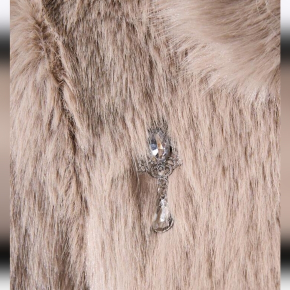NWT Luxurious Faux Fur Coat in Tan - Picture 4 of 4